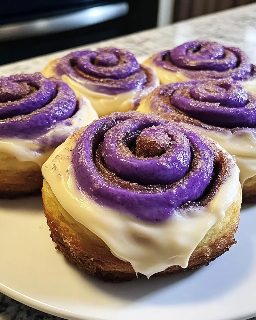 Ube Zimtschnecken mit cremigem Frosting
