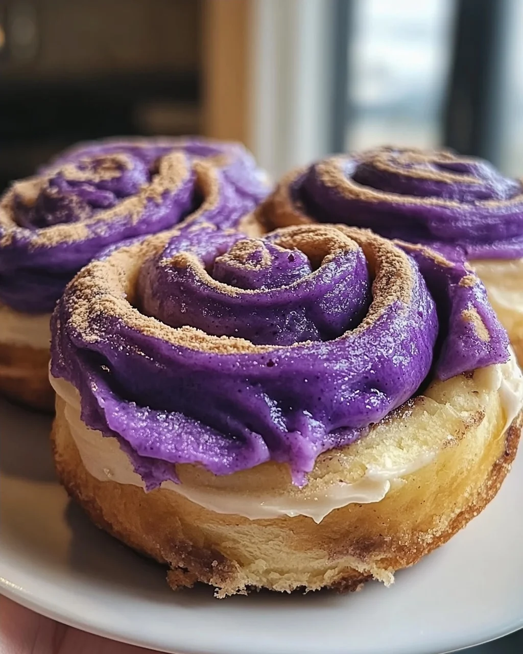 Ube Zimtschnecken mit cremigem Frosting